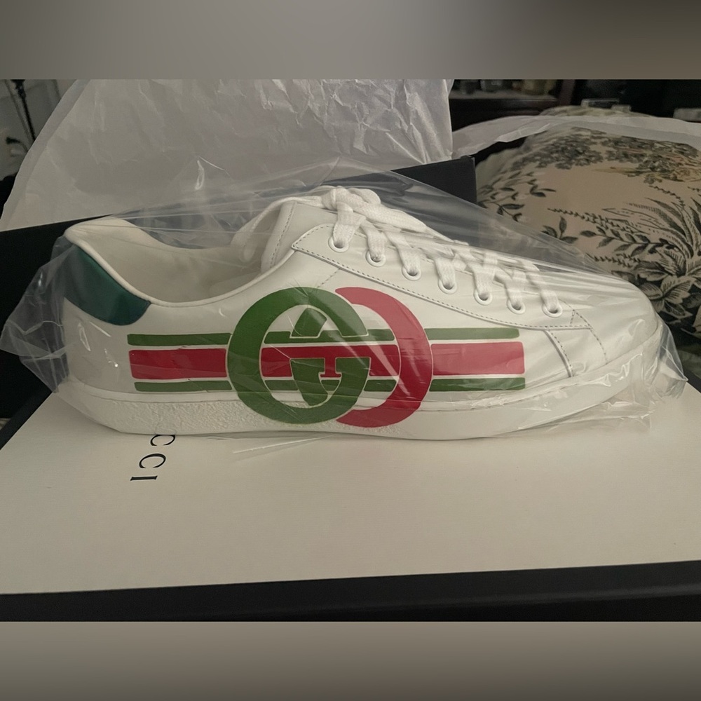SOLD ELSEWHERE! NEW IN BOX GUCCI LOGO ACE SNEAKERS!